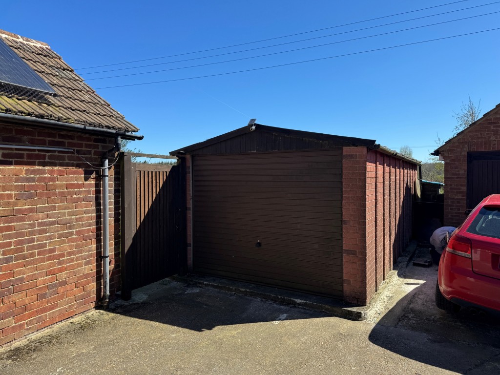Lot: 127 - SEMI-DETACHED HOUSE IN NEED OF TOTAL REFURBISHMENT - Garage